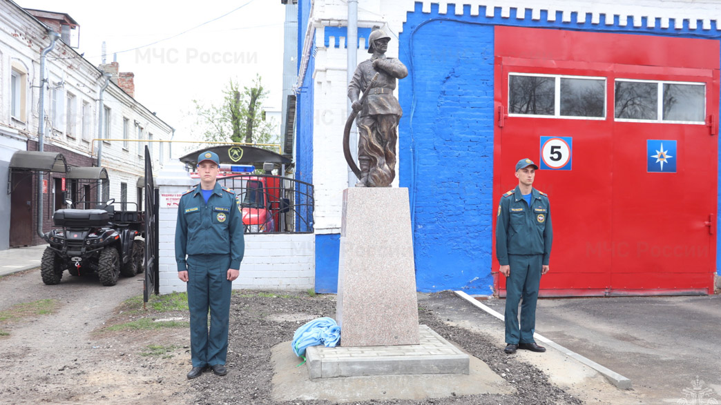 На центральной площади Вязников установили скульптуру пожарного. Прототипом для памятника стала фотография 19 века