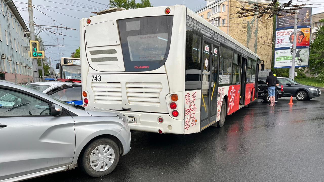 Еще один Volgabus сошел с городского маршрута из-за аварии