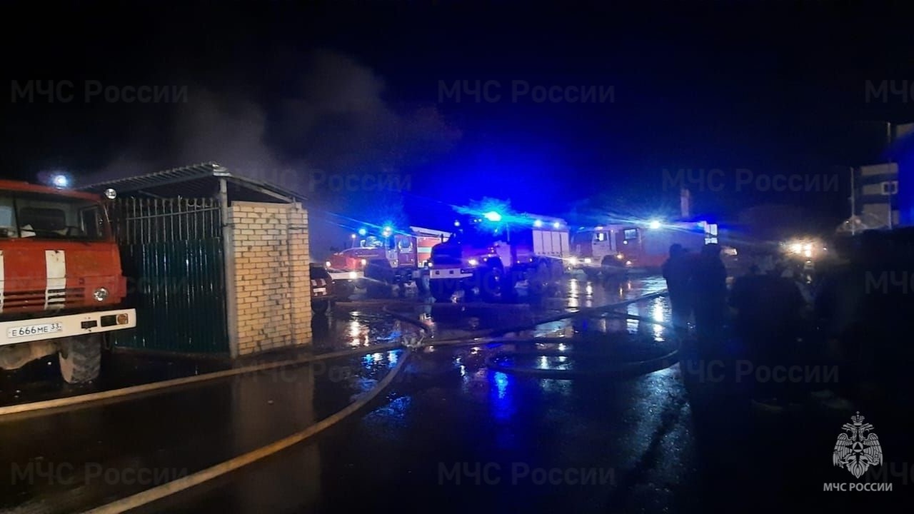 В Костерево с пожара в промзоне эвакуировали сто человек