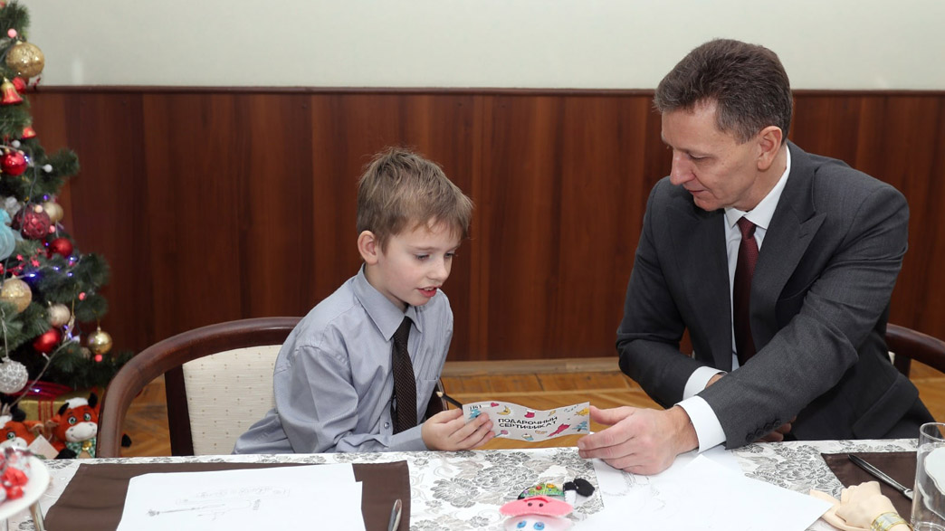 7-летний Савелий Роговцев, спасенный почти через два месяца после похищения, встретился с губернатором Владимиром Сипягиным