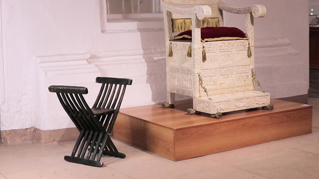 Подставка под книги оказалась уникальным креслом XV-XVI веков