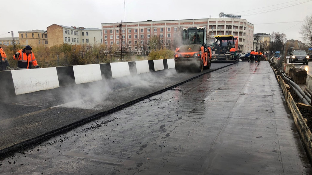 В Коврове асфальтируют Павловский мост. В начале ноября планируется запустить движение по отремонтированному участку