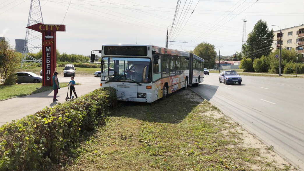 Во Владимире автобус-гармошка маршрута №20 с пассажирами на борту оказался на обочине