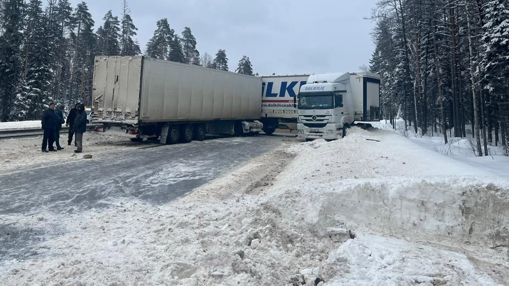 После снегопада большегрузы «останавливают» владимирские дороги