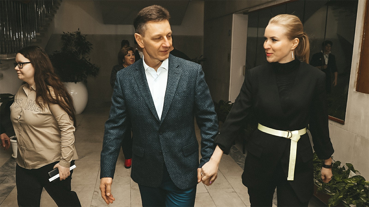 В День влюбленных, 14 февраля, губернатор Владимир Сипягин и его гражданская жена Мария Астафьева публично появились на премьере спектакля
