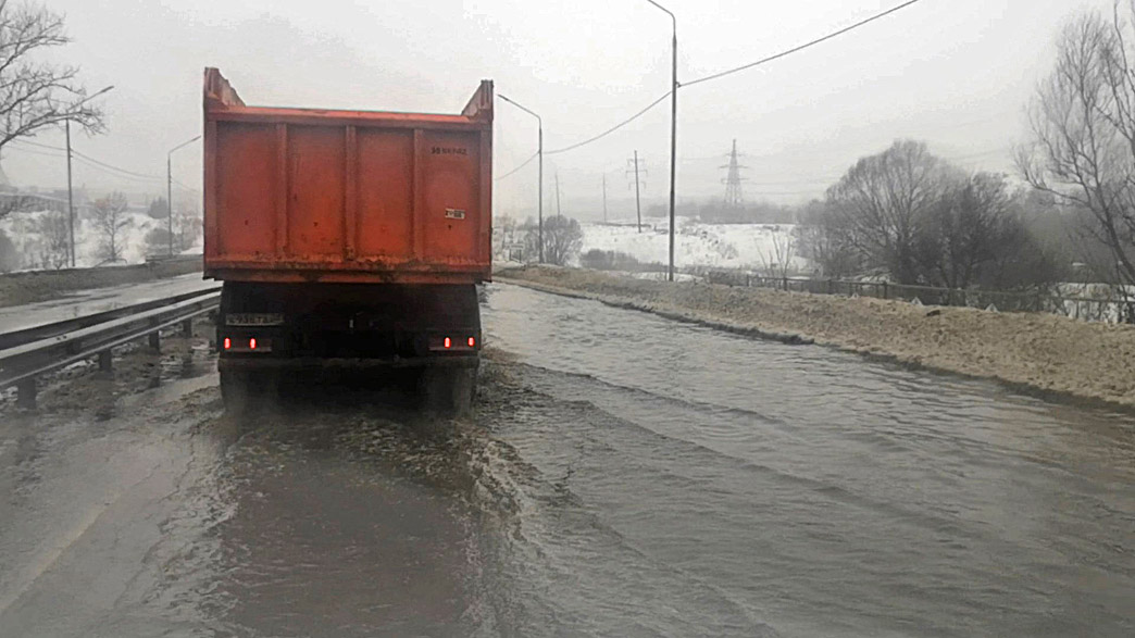 Из-за резкой оттепели на мосту через реку Рпень на федеральной трассе М-7 в черте города Владимира образовалось подтопление проезжей части
