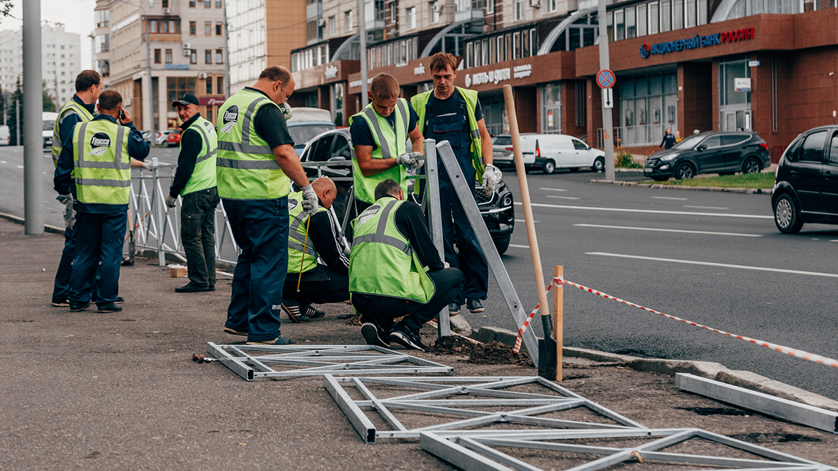 Власти города Владимира заявляют, что заботятся о безопасности пешеходов,  отделяя тротуары от проезжей части металлическими заборами. Рассказываем,  почему это плохо - новости Владимирской области