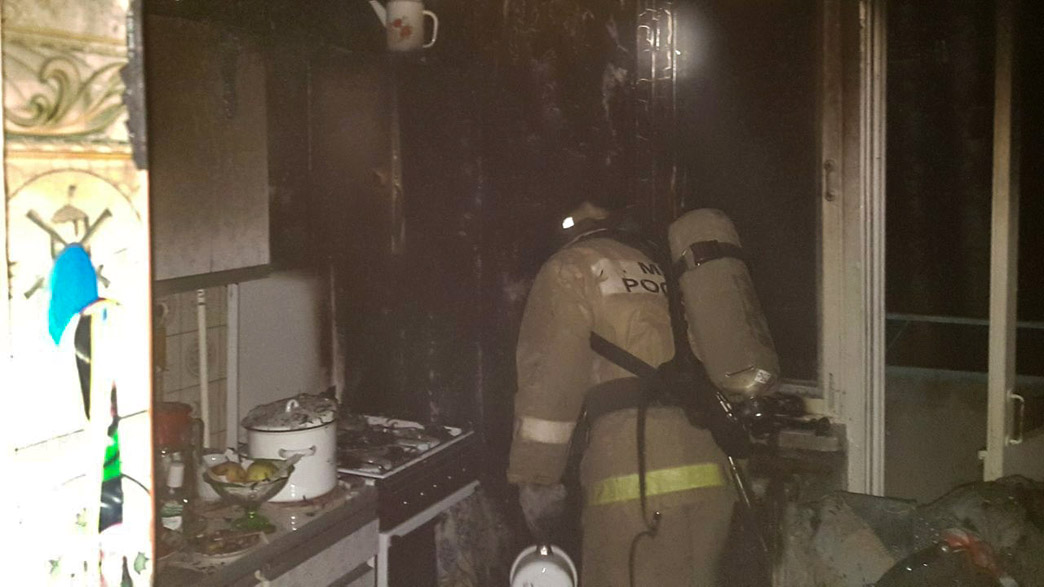 В Кольчугино во время пожара в многоэтажке женщина выпрыгнула с 6 этажа с малолетней дочкой на руках