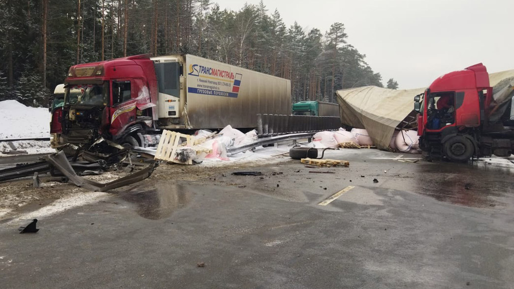 Масштабная авария грузовиков остановила движение на федеральной трассе М-7 в Вязниковском районе