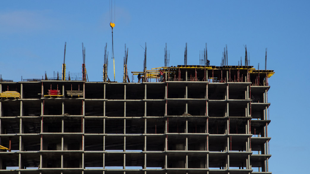 строящийся дом. ввод жилья. строящийся многоэтажный дом. стройки в кишиневе. строящийся дом.