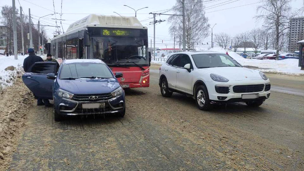 Новый владимирский автобус подбил «Ладу Весту» и Porsche Cayenne