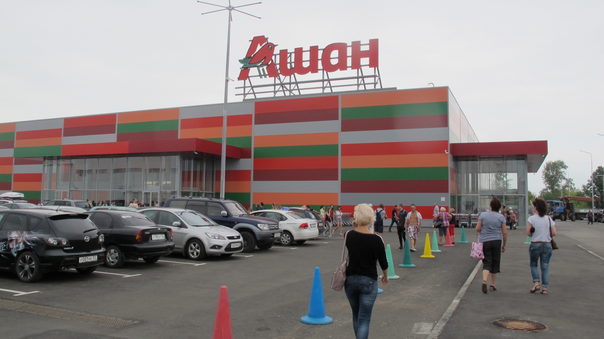 Ашан фото. Гипермаркет Ашан Владимир. ТЦ Ашан Владимир. Ашан на тракторной Владимир. Ашан МЕГАТОРГ Владимир.