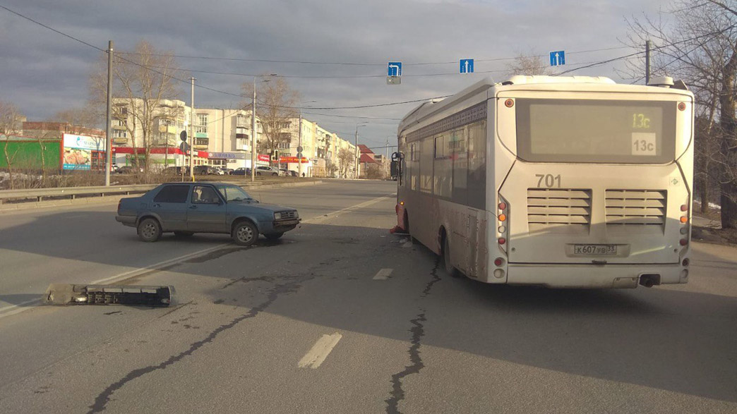 «Смелый водитель» решил не смотреть на знаки и подбил муниципальный автобус