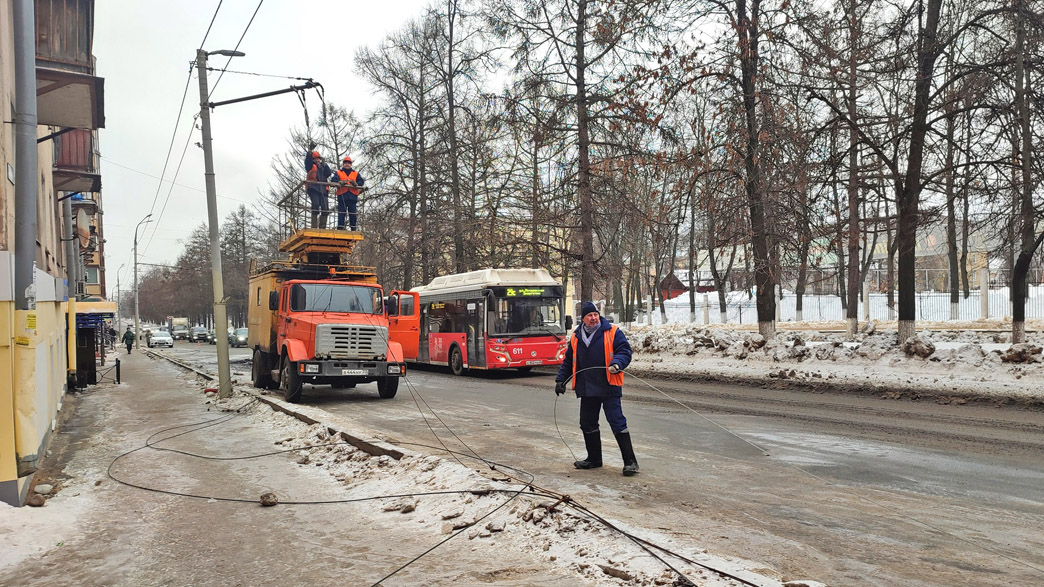В части города Владимира исчезло троллейбусное движение — на улице Мира из-за пожара начали ремонтировать контактную сеть