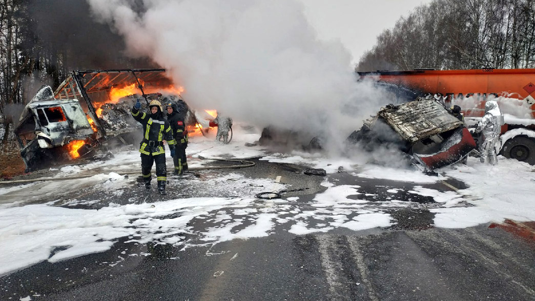 На Суздальской дороге столкнулись бензовоз и два грузовика. Есть пострадавшие. Из-за возникшего пожара движение транспорта полностью перекрыли на два часа