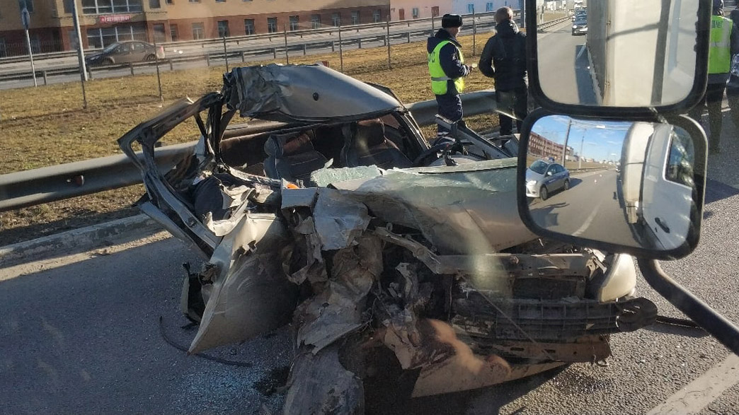 В Лакинске такси врезалось в стоявшую на дороге фуру, погибла пассажирка таксомотора