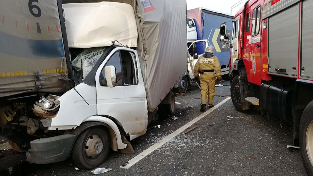 В столкновении трех грузовиков во Владимирской области пострадали два водителя