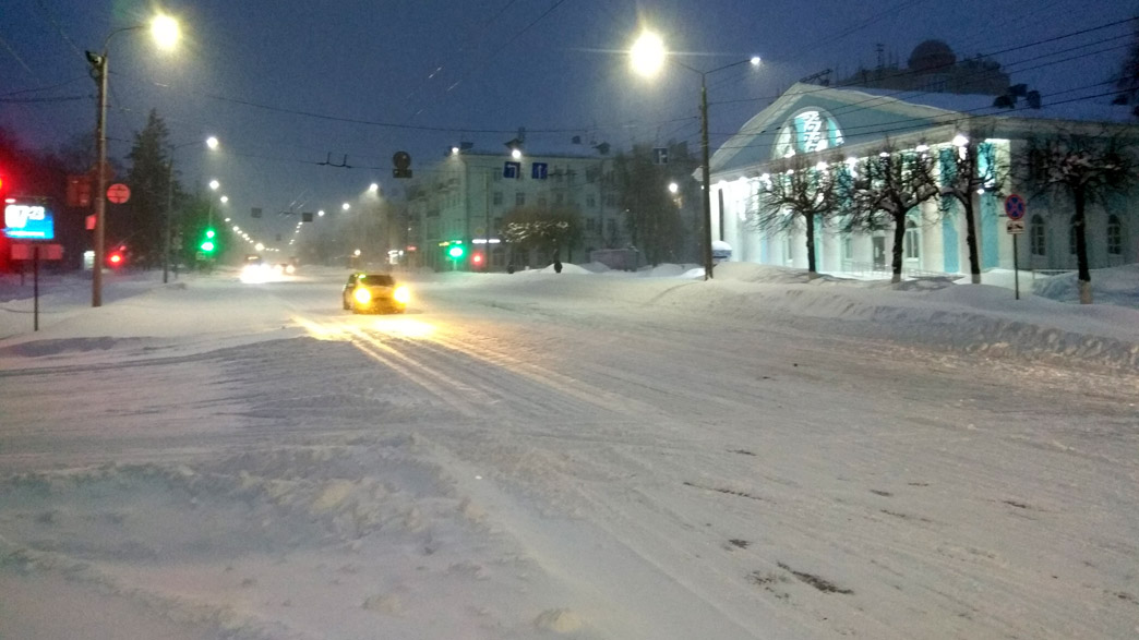 Снегопад украл владимирские дороги: водители берут лопаты и прокапывают путь до центральных трасс