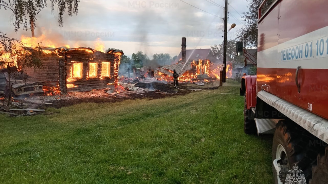 В двух владимирских деревнях из-за неисправного электрооборудования огонь уничтожил дом, четыре дачи, две хозпостройки и автомобиль