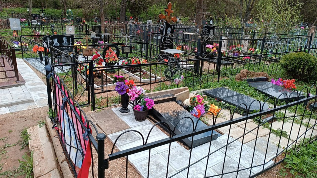 Зачем вандалы разгромили сельское кладбище?