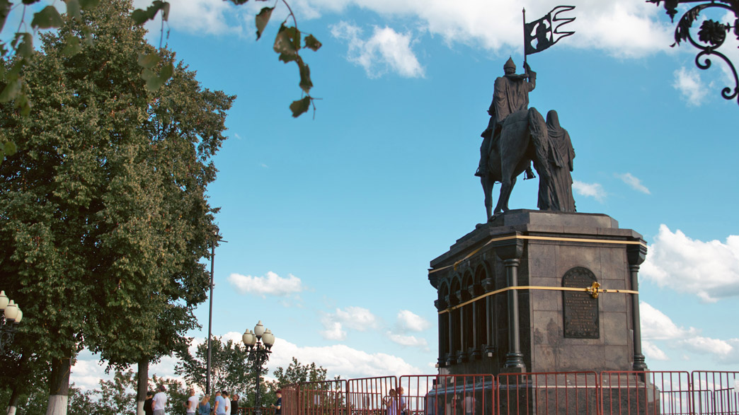 Губернатор Авдеев дал мэру Наумову вводные по спасению разрушающегося памятника Владимиру Крестителю
