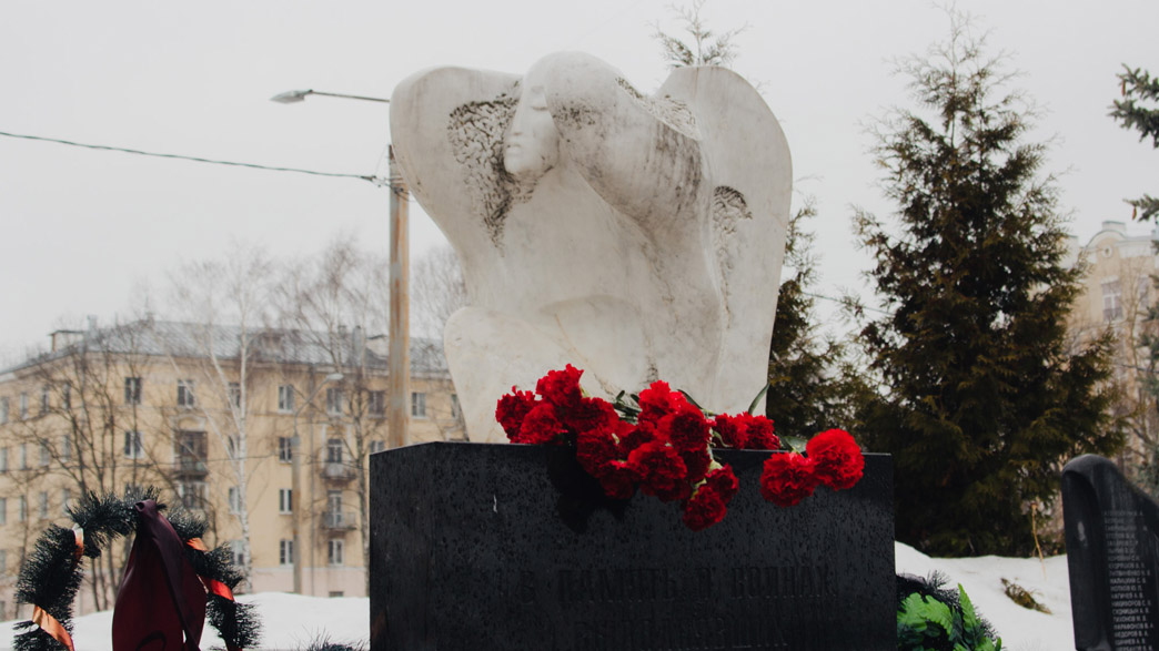 Владимирцы несут цветы и игрушки на мемориалы в память о жертвах теракта в «Крокус Сити Холле»