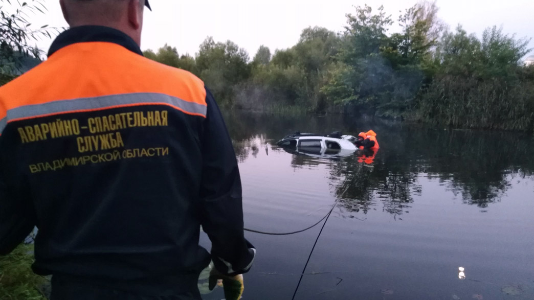 Полиция устанавливает владельца автомобиля, съехавшего в реку Каменка в самом центре Суздаля