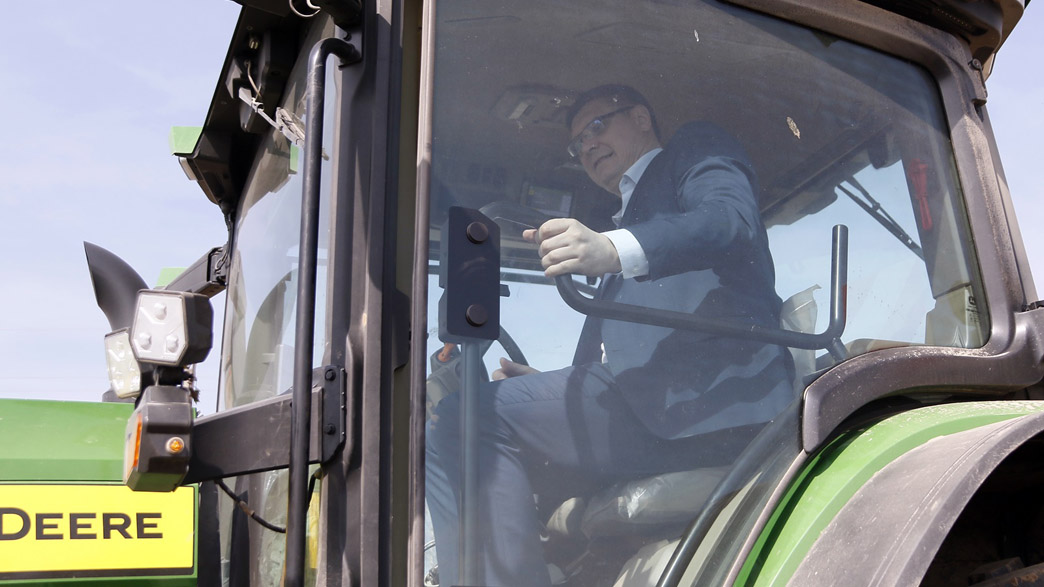 Губернатор Авдеев дал старт посевной на тракторе-беспилотнике