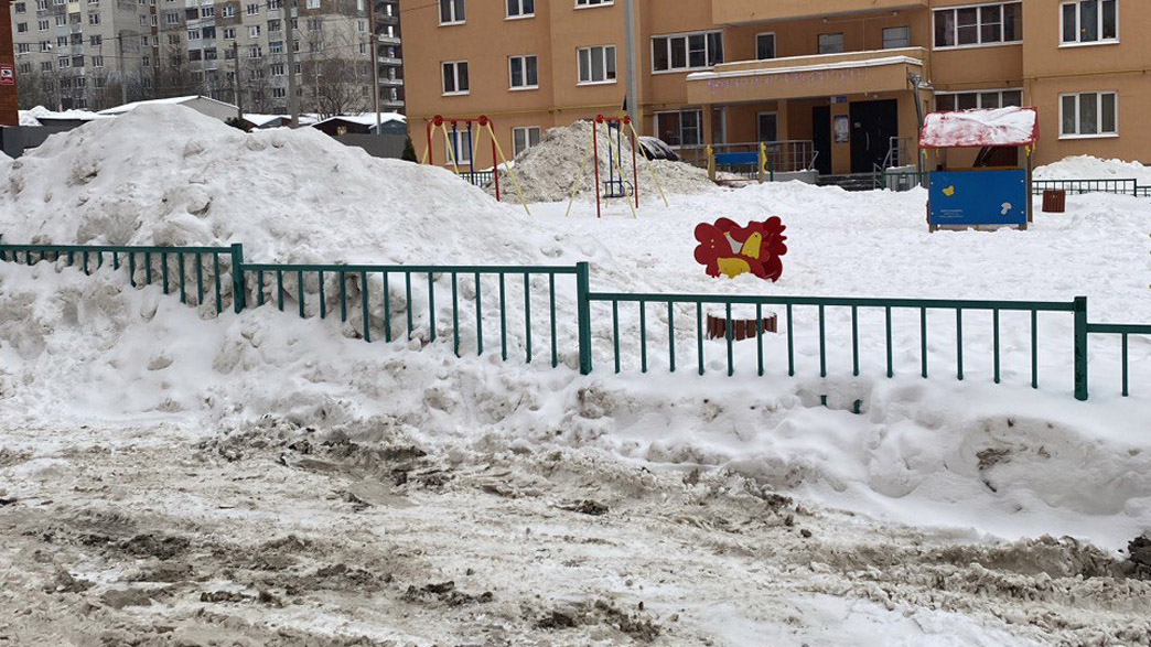 Во Владимире детские площадки превращают в свалки снега, убранного с дорог