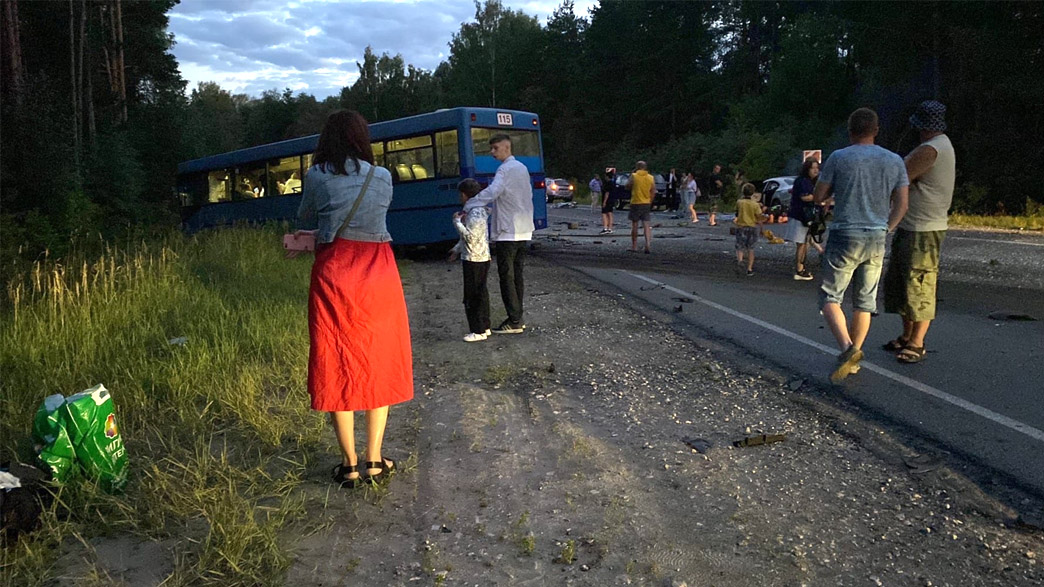 На трассе в Радужный столкнулись легковой автомобиль и автобус, трое человек погибло