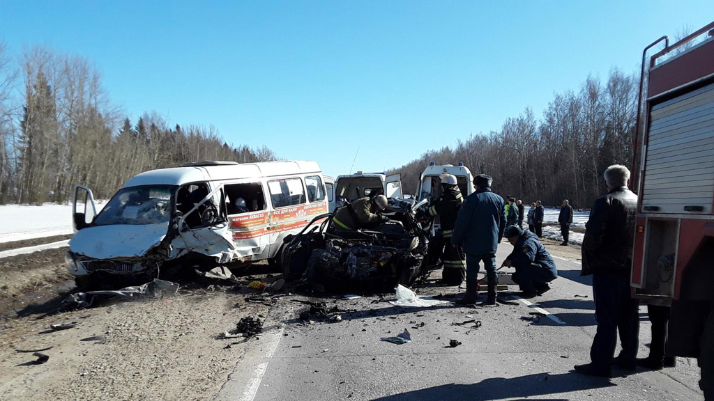 Два человека погибли при столкновении «ВАЗа» и микроавтобуса