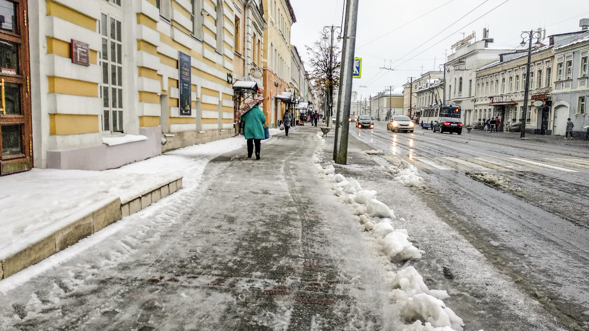 Дороги города владимира. Зимний тротуар. Снег на тротуаре. Заснеженный тротуар. Первый снег в городе.