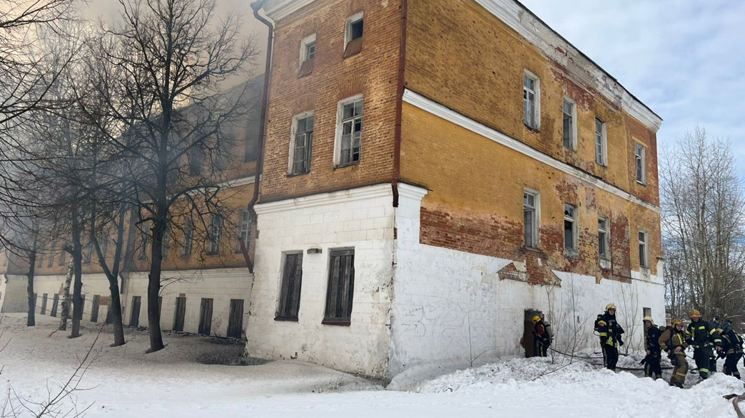 Во Владимире загорелась одна из заброшенных казарм Октябрьского военного городка