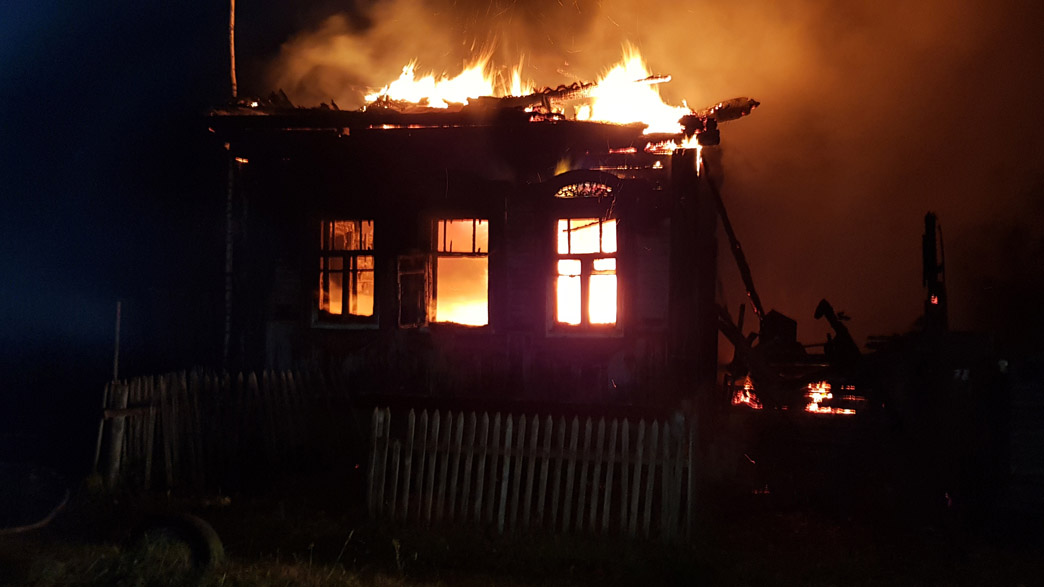 В Камешковском районе женщины с грудным ребенком выбрались из горящего дома через окно