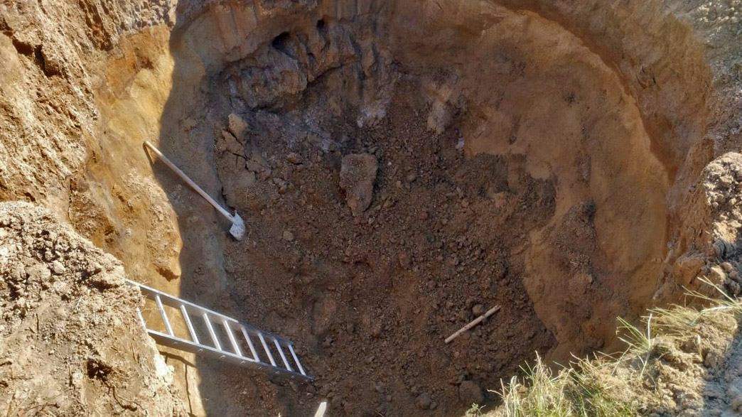 Жителя Владимирской области засыпало землей в выкопанной экскаватором яме канализационного колодца