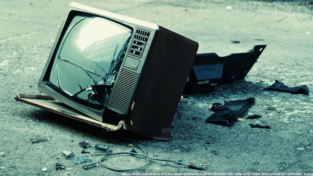 На М-7 в Вязниковском районе фура потеряла груз — по дороге разбросаны телевизоры