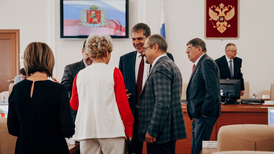 Владимирские депутаты вышли с дистанционки. Впервые за пять месяцев заседание областного ЗакСобрания проходит в очном формате