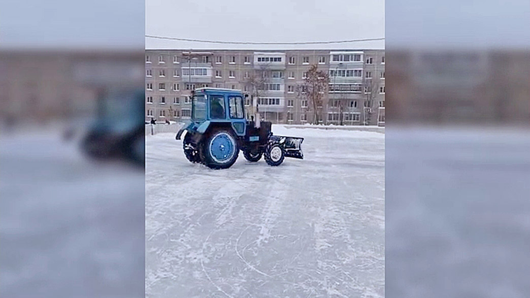 Пируэты на льду: владимирский водитель трактора с фантазией подошел к очистке льда на катке