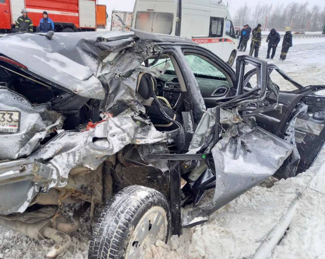 В результате столкновения легкового автомобиля и снеговоза пострадали двое  человек - новости Владимирской области