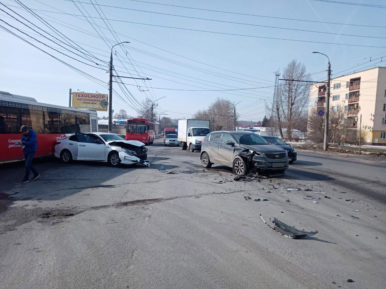 В Добром произошло столкновении двух легковушек, но пострадал еще и автобус  - новости Владимирской области