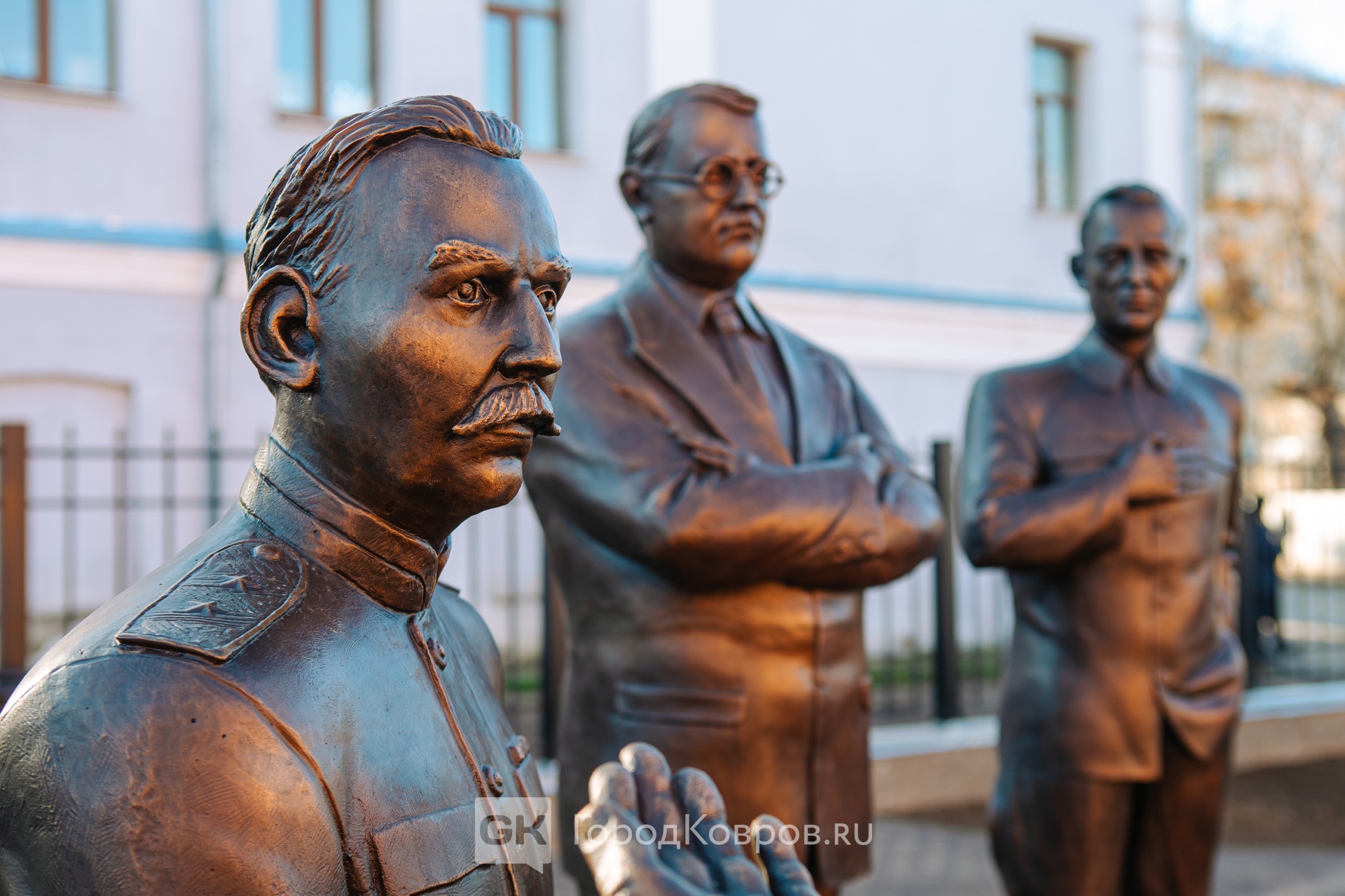 Ковровские оружейники застыли в бронзе «на вечном совещании» - новости  Владимирской области