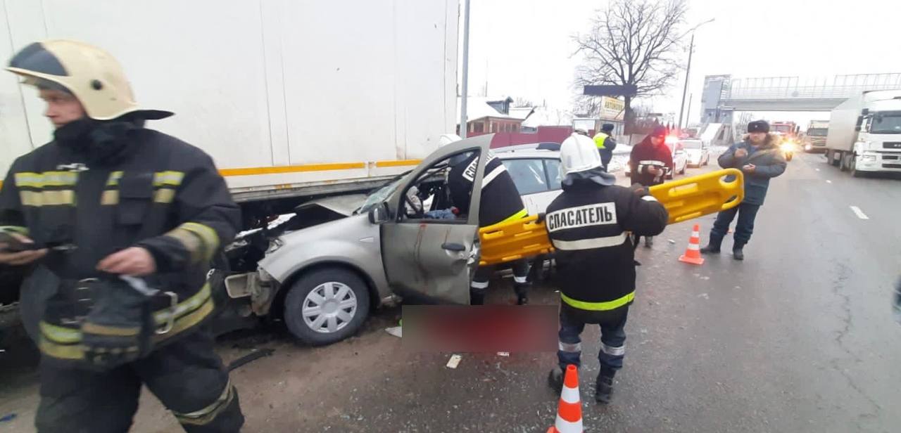 Водитель Renault Sandero врезался в стоявшую фуру, погибла пассажирка -  новости Владимирской области