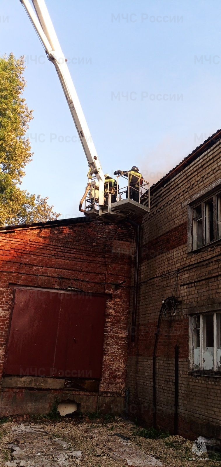 В Камешковском районе уже 18 часов ликвидируют пожар на  деревообрабатывающем производстве - новости Владимирской области