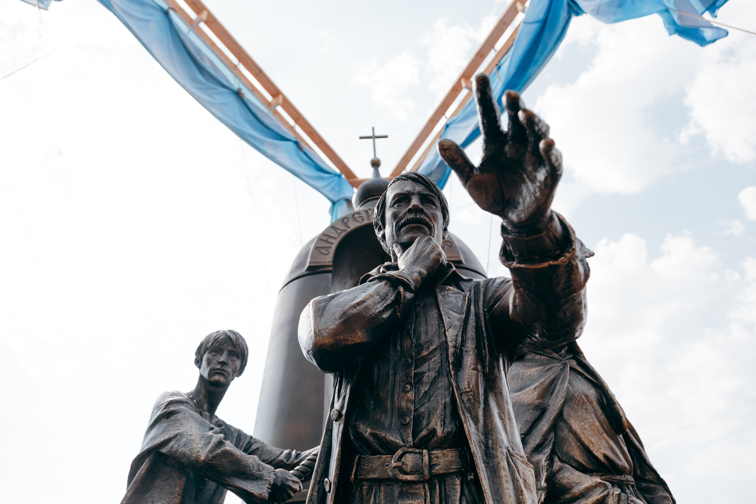 Памятник тарковскому. Памятник Тарковскому Суздаль. Памятник режиссеру.