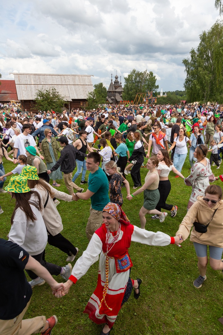 12 тысяч человек фото