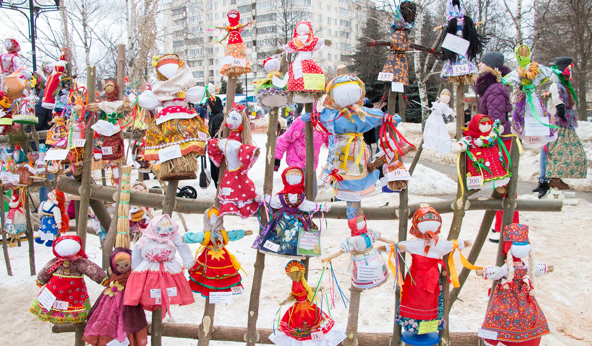 Миллион призов подарки на масленицу. Масленичные куклы 2020 Ярославль. Кукла Масленица. Куколка Масленица. Современная масленичная кукла.