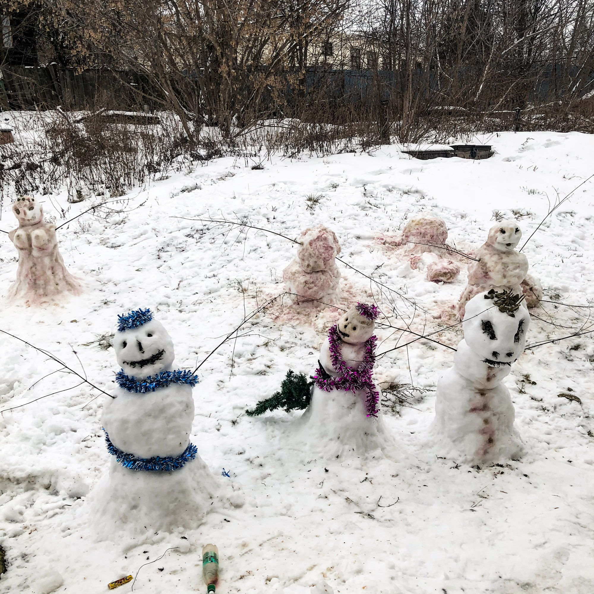 Какая зима — такие и снеговики. Жители города Владимира визуализировали  образ аномальной зимы в виде монструозных снеговиков - новости Владимирской  области