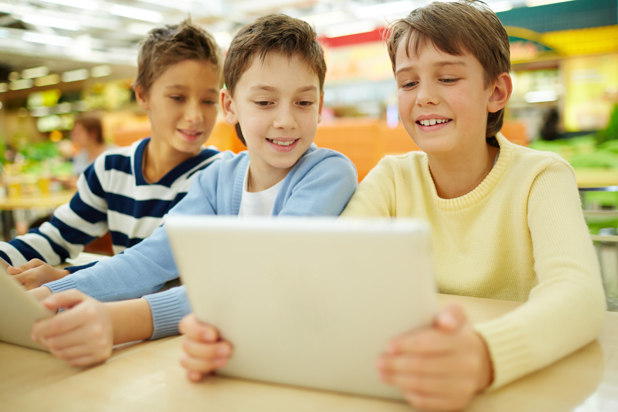 students-using-computers-in-their-free-time.jpg
