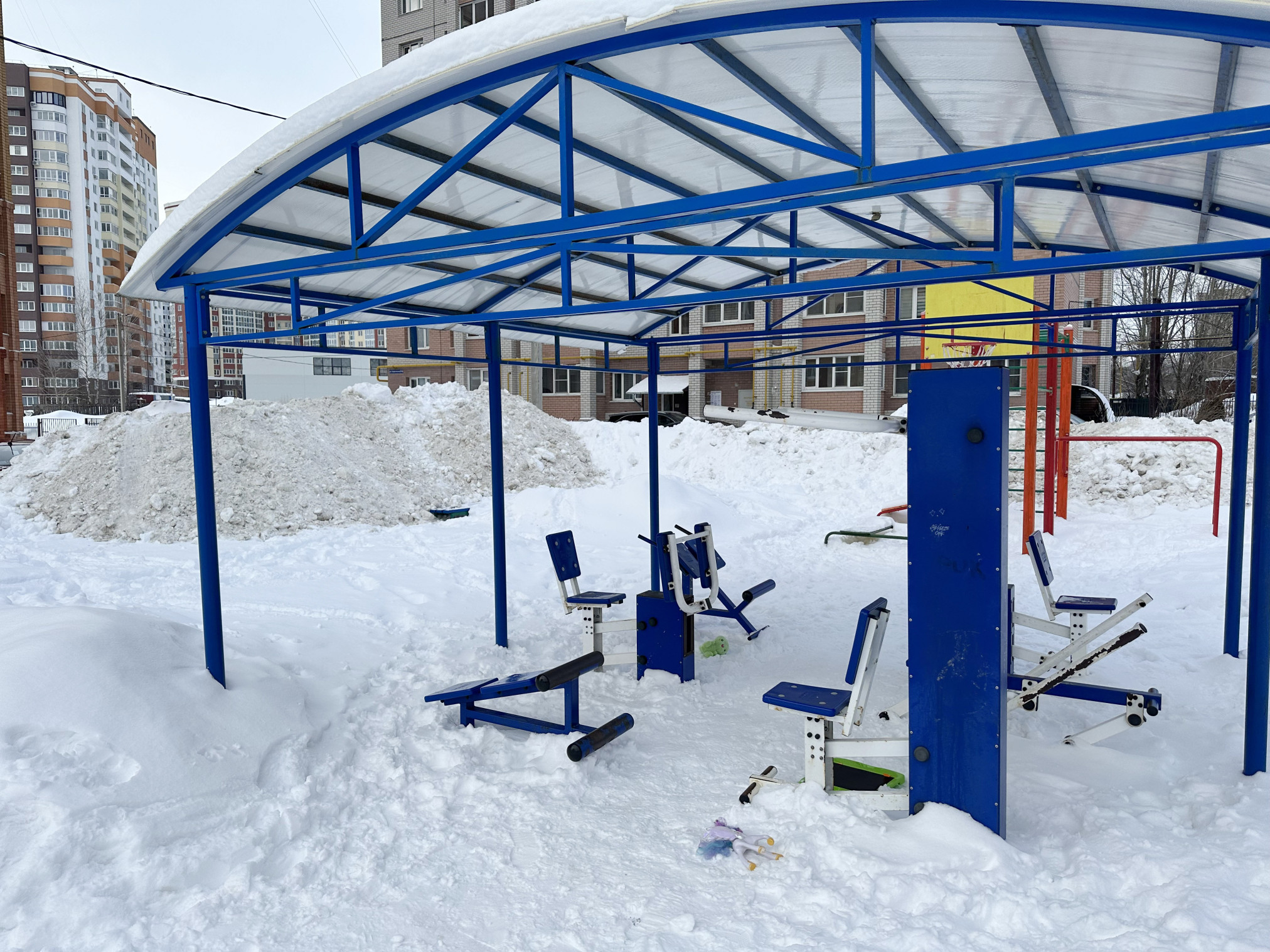 «Закапывают в снег» - установкой детской площадки посреди зимы возмутились рудничане