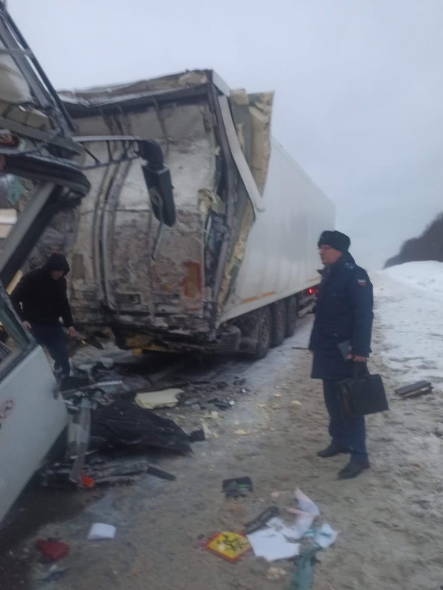 Во Владимирской области столкнулся с фурой пассажирский автобус с учителями  из Костромской области. Водитель автобуса погиб, 20 пассажиров пострадали -  новости Владимирской области